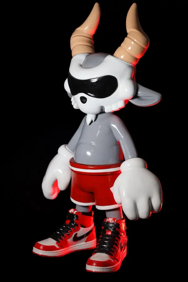 Art toy personalizado de 25 cm impreso en 3D y pintado a mano en Medellín