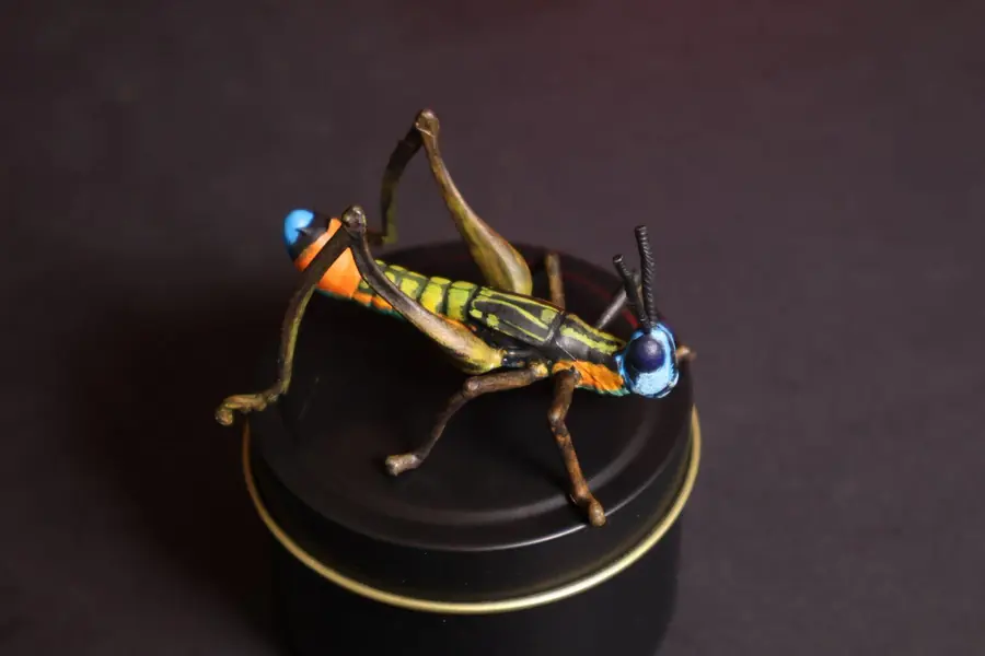 Réplica entomológica en resina pintada a mano