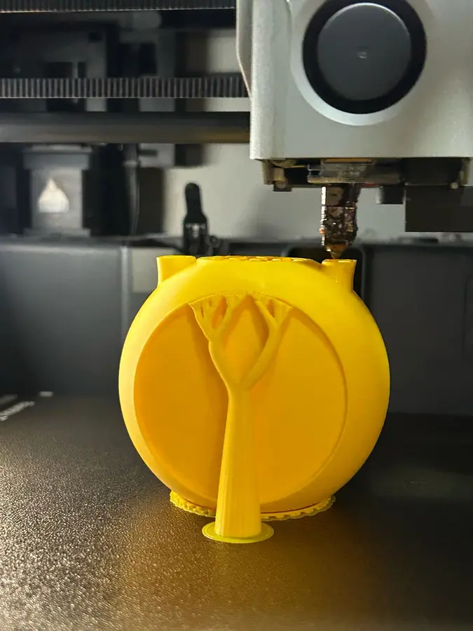 Impresora 3D fabricando una carcasa en el taller de Makertown