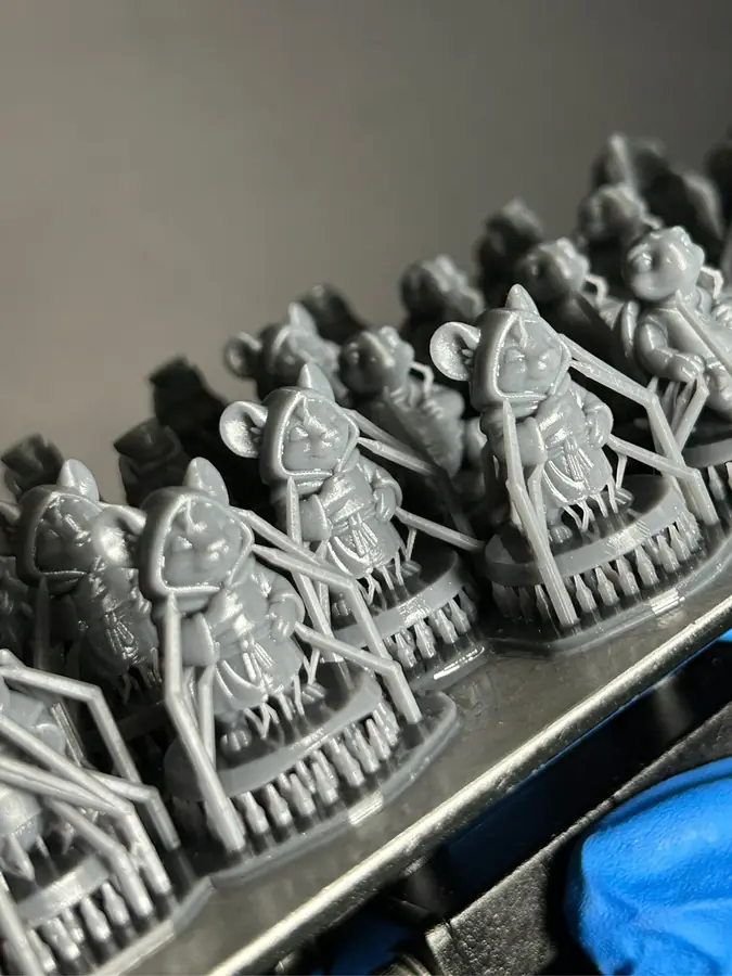 Piezas técnicas impresas en 3D en la cama de impresión